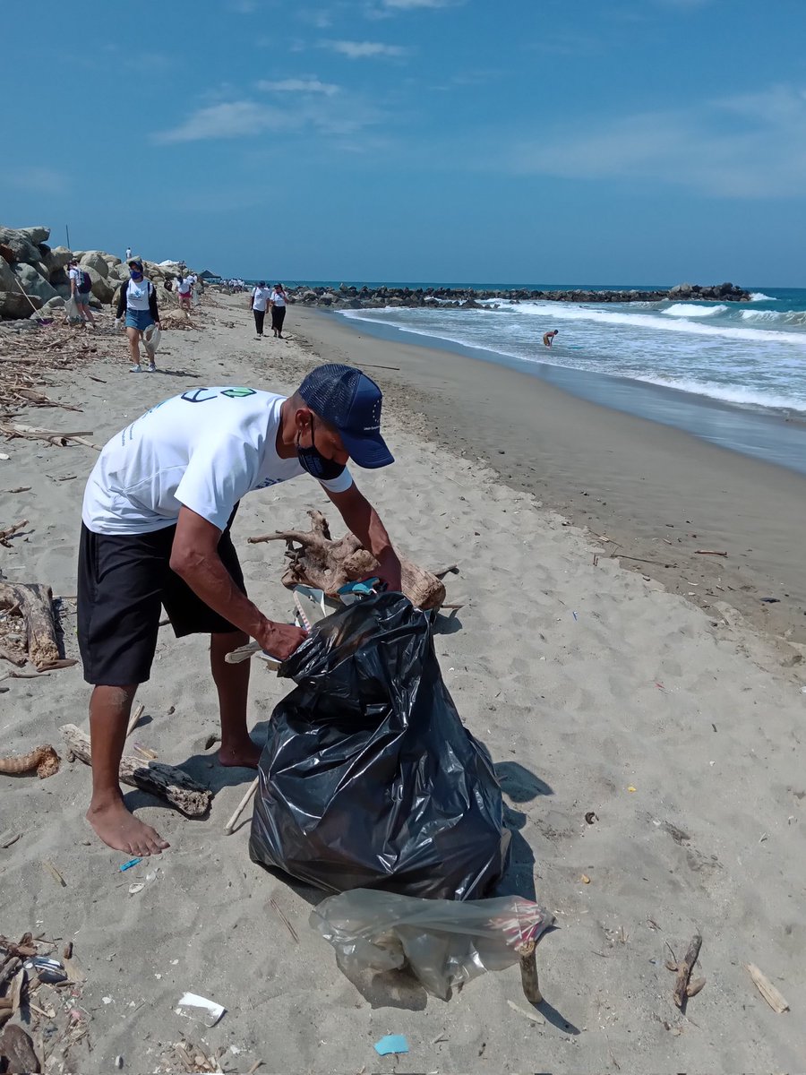 ¡Buenos dias!
#FelizSábado

Cada pedazo de #plástico que se retira de una #playa para ser reciclado o depositado en un vertedero significa que hay un artículo menos peligroso para las aves, tortugas o ballenas. 

#LaPlayita #MareAbajo #CatiaLaMar #LaGuaira #Venezuela