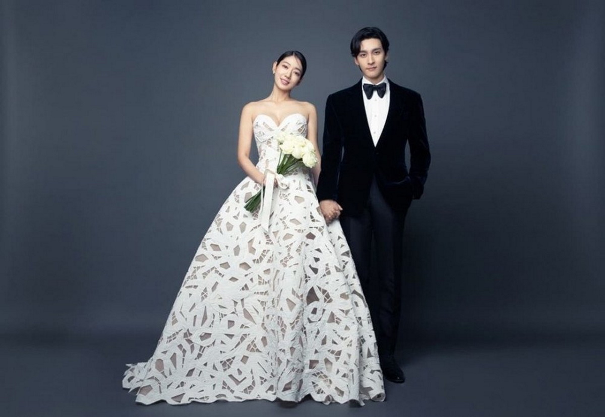 allkpop's tweet photo. Netizens pour love and congratulatory messages to newlywed couple Choi Tae Joon &amp; Park Shin Hye
https://t.co/RzTqSC7A31 https://t.co/tkwU8ibg7x