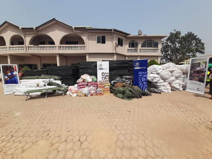 KingGomez100's tweet photo. Appiatse Explosion;
๐Gold Fields Ghana Limited led by its Regional Manager, Donated items to the the survivors of January 20 Appiatse Explosion.
Among the items which cost approximately $30,000 include foldable beds, bags of rice and more
#Apiate
#Bogosoexplosion https://t.co/J2pZHDMncd
