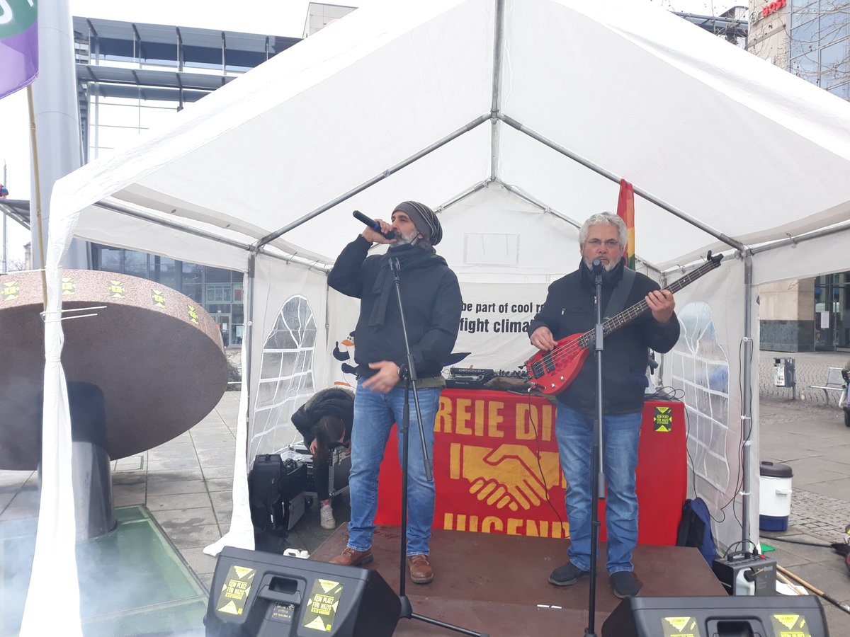 Monitorex_fotos's tweet photo. Heute in #Magdeburg, wo die Nazis der "neuen Stärke" den jährlichen Naziaufmarsch anlässlich der Bombardierung durchführen wollen. Rund um den Versammlungsort der Nazis aber breiter und lauter Protest, u.a. mit der #MicrophoneMafia
#md2201 https://t.co/GhGzIboVjE