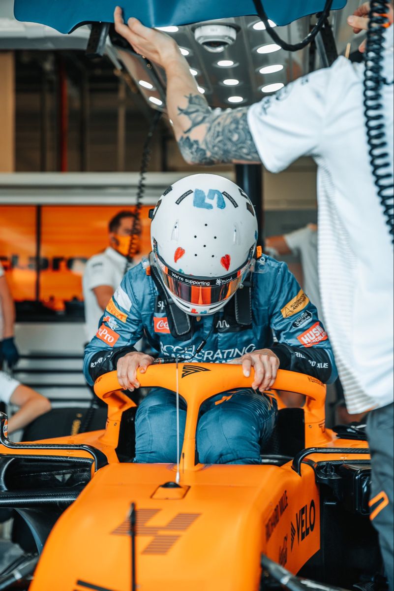 Lando Norris'in 2020 İngiltere yarışında kullandığı, 6 yaşındaki bir hayranı tarafından tasarlanan kaskı. 💛