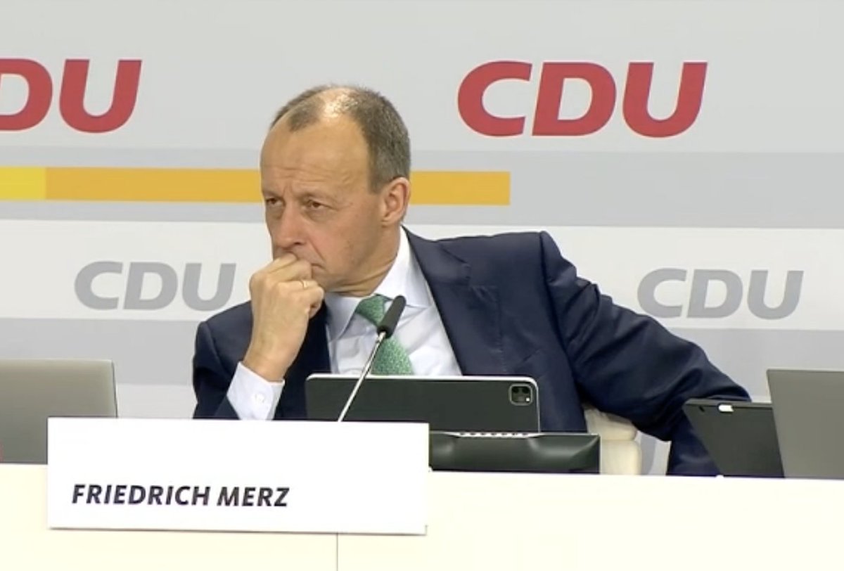 kaffeecup's tweet photo. Wenn du dich als jemand, der Kündigungsschutz und Sozialstaat echt doof findet, der Obdachlosen als Finderlohn für das zurückgebrachte Notebook sein Buch schenkt und Homosexualität in die Nähe von Pädophilie rückt, fragst, warum du im Jahr 2022 zum CDU-Vorsitzenden gewählt wirst https://t.co/MLrpnAVaku