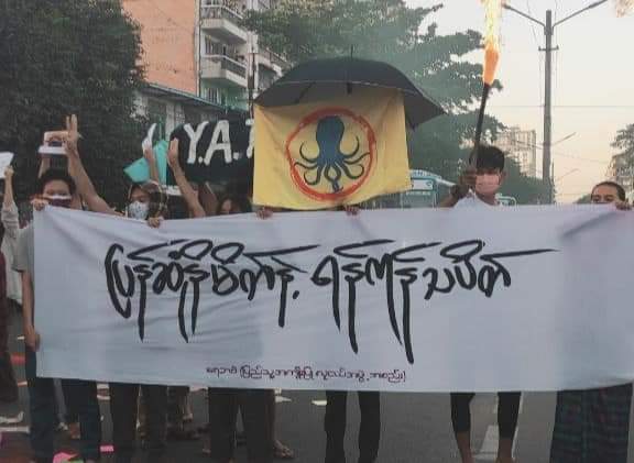 PAN60827910's tweet photo. Youths in Yangon once again came out to the streets protesting against Military Junta showing their constant resistance against illegitimate Junta!

#SanctionMOGE
#2022Jan22Coup
#WhatsHappeningInMyanmar https://t.co/Hj7GyiTPWB
