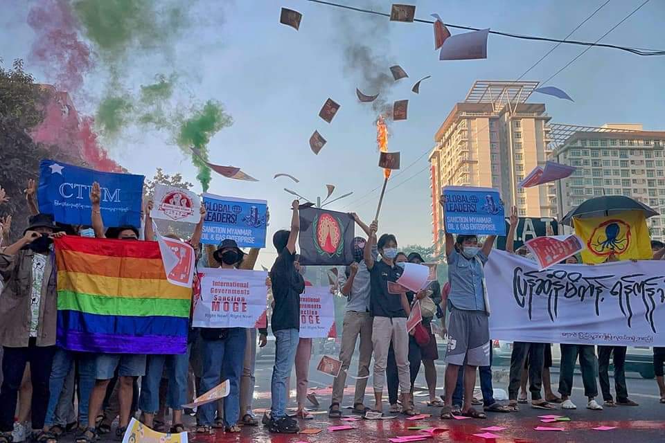 PAN60827910's tweet photo. Youths in Yangon once again came out to the streets protesting against Military Junta showing their constant resistance against illegitimate Junta!

#SanctionMOGE
#2022Jan22Coup
#WhatsHappeningInMyanmar https://t.co/Hj7GyiTPWB
