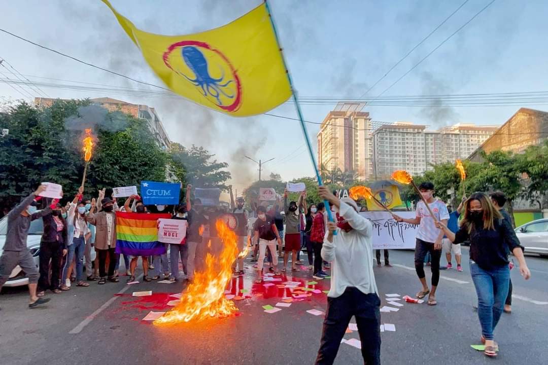 Youths in Yangon once again came out to the streets protesting against Military Junta showing their constant resistance against illegitimate Junta!

#SanctionMOGE
#2022Jan22Coup
#WhatsHappeningInMyanmar