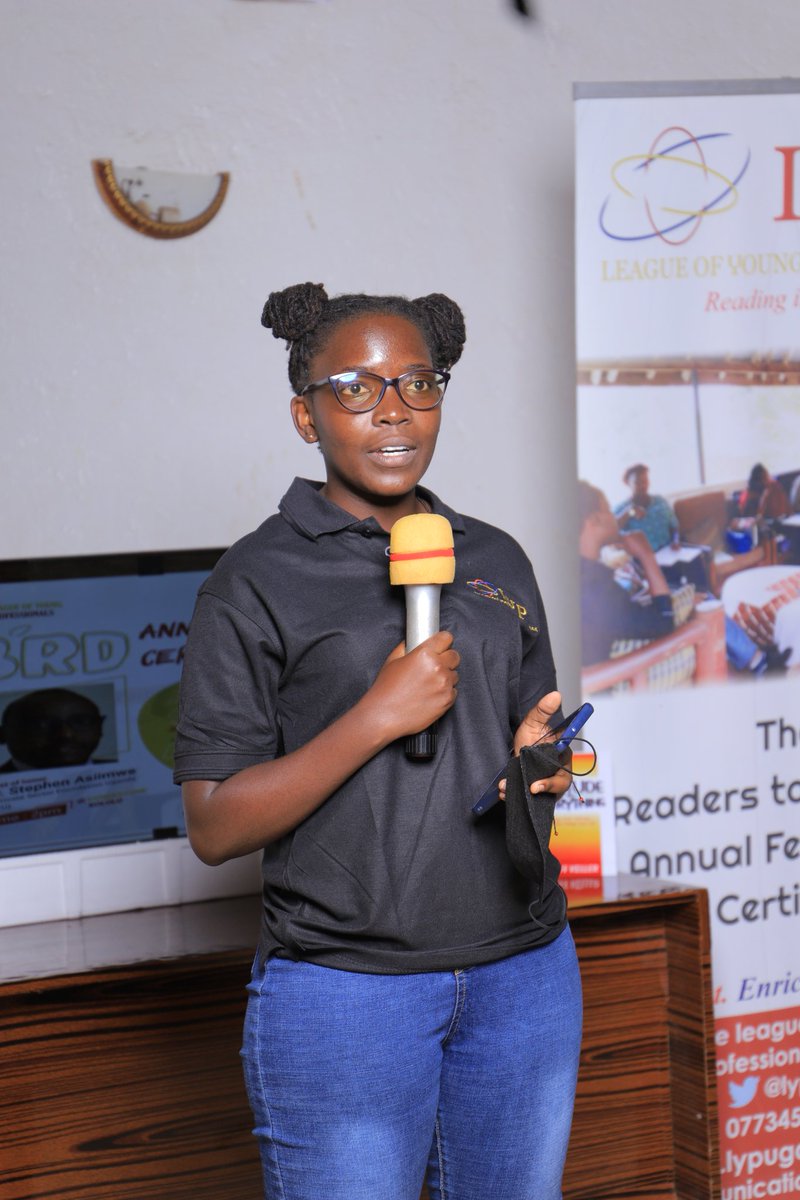 LypUg's tweet photo. Our Programs coordinator @felis_nyakuti giving opening remarks.
"Lyp is a bridge and a bridge connects one land mass to another. The key word is to connect."
#readers2leaders
#lypUgCertification
#mindsetshift https://t.co/GUWzBWHOk1