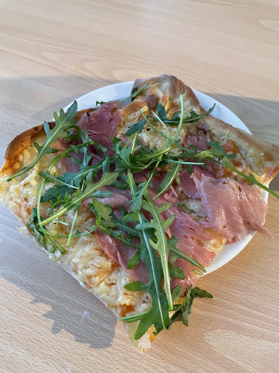 HonkalaJuha's tweet image. Pitihän se testata. Original Hard Kokki Voi Pizza. Hyvää on. Oijoi. #tipo00 #pitsa