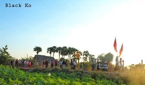 PAN60827910's tweet photo. In #Monywa , Residents from PhaungKar Village, #Letpadaungtaung area, regularly staged a protest against the #MilitaryDictatorship this evening. #SanctionMOGE 
#2022Jan22Coup 
#WhatsHappeningInMyanmar https://t.co/Y5NUNAsFnw