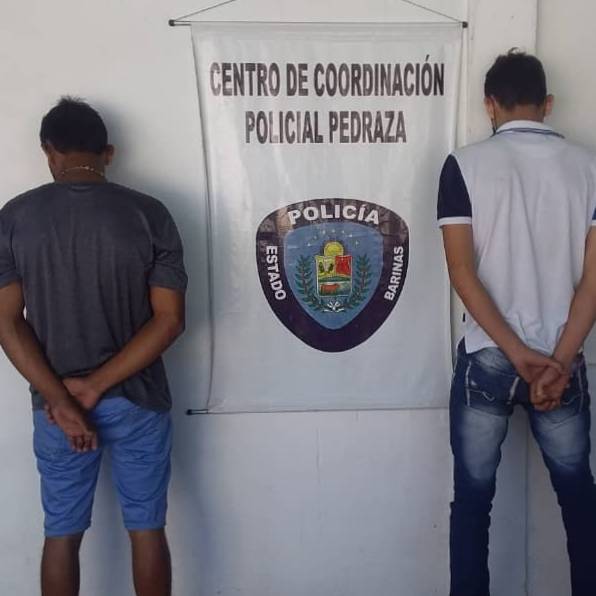 PoliciaBarinas's tweet photo. Efectivos de Policía del Estado Barinas aprehenden en Ciudad Bolivia Pedraza a dos sujetos por delitos contra la ley Orgánica de la mujer a una vida libre de Violencia, quedando a disposición del MP #CuidémonosDeLaCovid19 @CeballosIchaso1   @Visipol_MIJP @GnbMorales https://t.co/lmBNfvWizN