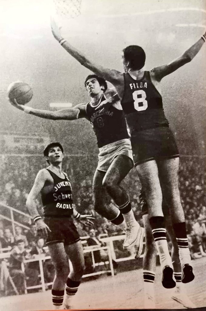 DeporteVintage's tweet photo. #ManoloFlores entra a canasta ante la oposición del malogrado #JoanFilba observa #JRFernandez 1975/76 #LigaNacional Palau Blaugrana https://t.co/Ys6J6aSQkS