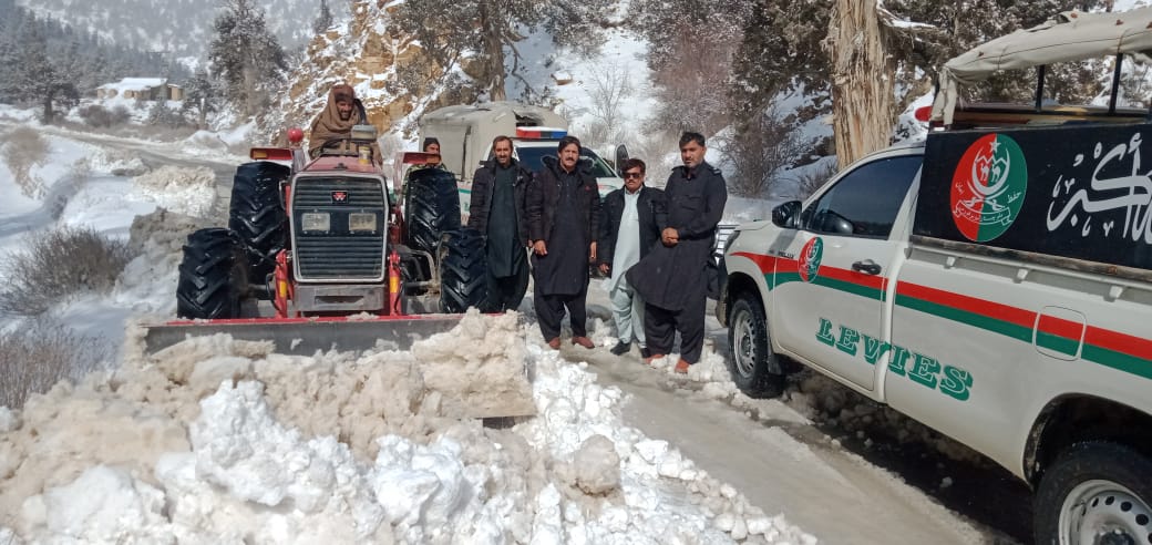 OfficialAjan's tweet photo. اسسٹنٹ کمشنر سنجاوی ضلعی انتظامیہ زیارت اور ایس ڈی او بی اینڈ آر صغیر آحمد صاحب کے زیر نگرانی کوئٹہ ٹو زیارت ٫ سنجاوی روڈ کلئیر کر دیا گیا ہے۔
عوام کا متعلقہ اداروں اور ڈی سی زیارت کو بروقت اقدامات اٹھانے پر خراج تحسین۔۔
@AcSinjawi #ZiaratSnowfall https://t.co/VcmwqBr1FX