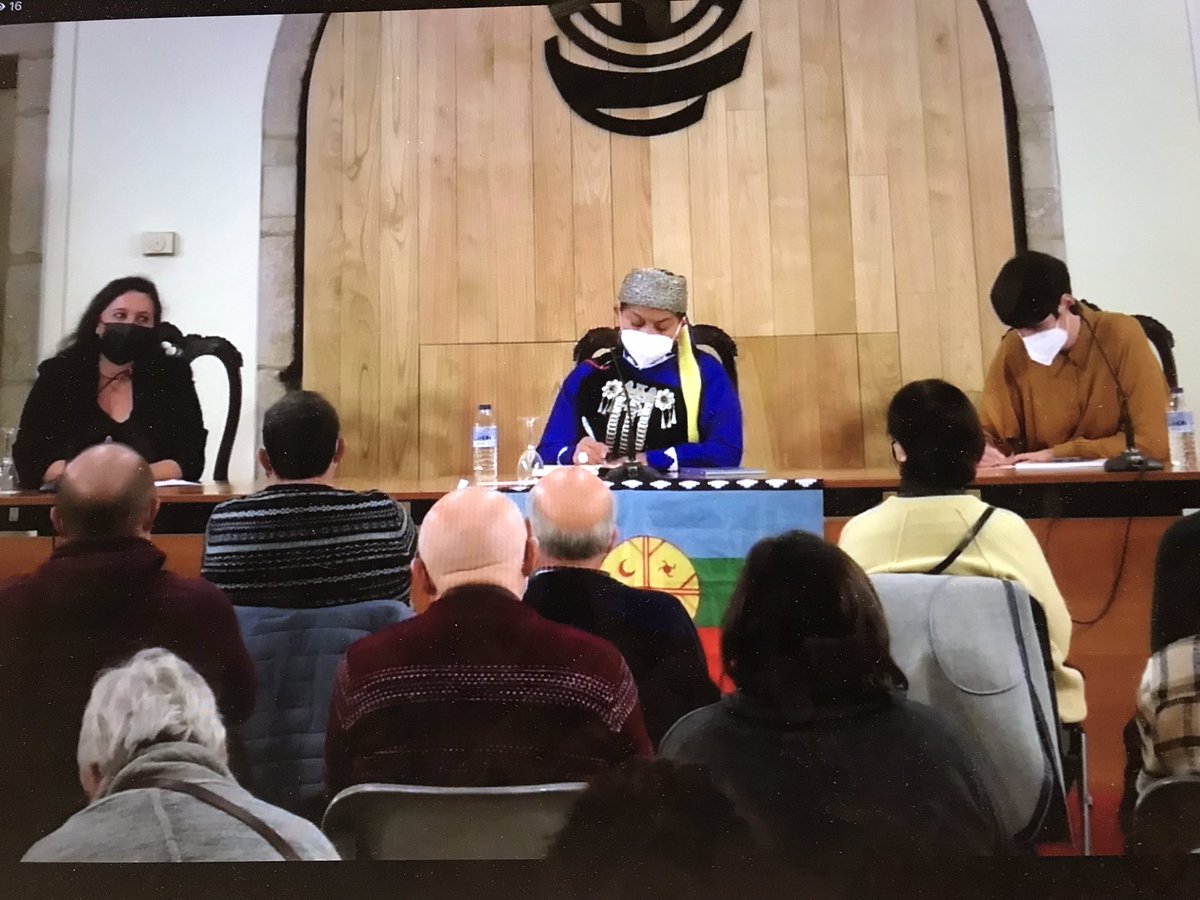 “Una crisi profunda de la democracia va portar a l’esclat social de 2019, mobilitació estudiantil, de la ciutadania, dels pobles originaris. Vinc d’un poble petit i sempre em van explicar que el poder no és a perpetuïtat. Els pobles s’alliberen”    <a href="/ElisaLoncon/">Elisa Loncon Antileo</a> <a href="/convencioncl/">Chile Convención</a>