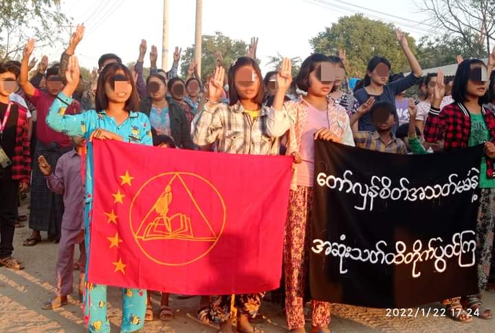 PAN60827910's tweet photo. Basic Education General Strike Committee protest rally and Myaing residents joined forces and demonstrated against Fascist Military in the evening of January 22.

#SanctionMOGE #2022Jan22Coup #WhatsHappeningInMyanmar https://t.co/5SH9sdLFGF