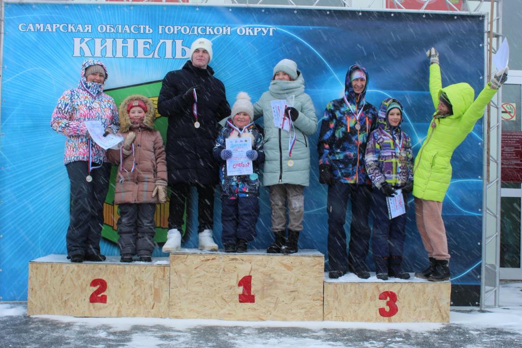 ❄⛄ Весело, с задором и по-спортивному в Кинеле отметили Всероссийский день снега. 

🏒 Пятый по счету праздник снега в Кинеле объединил 21 семью городского округа. Они соревновались в веселой эстафете, проходили полосу препятствий и участвовали в гонках на ватрушках.