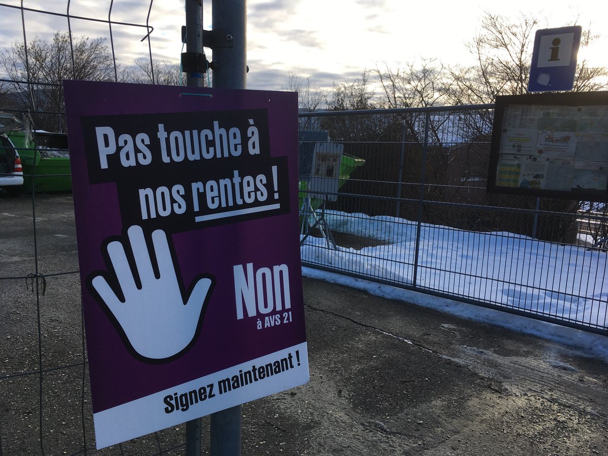 RobyTschopp_VdR's tweet photo. Presque 60 signatures ce samedi matin à #Cernier pour le #ReferendumAVS21
La retraite à 65 ans pour les femmes, ça ne passe pas à #ValDeRuz https://t.co/TsF81IxL7r