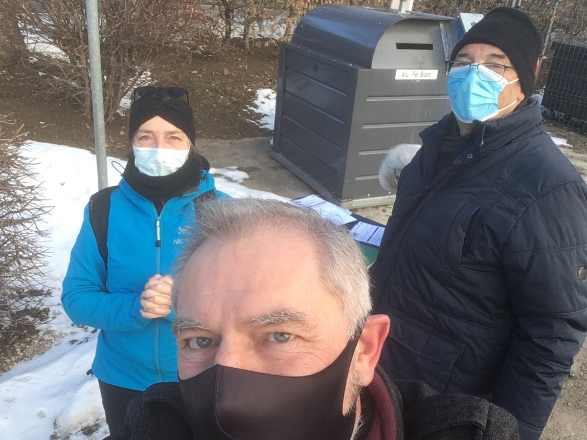 RobyTschopp_VdR's tweet photo. Presque 60 signatures ce samedi matin à #Cernier pour le #ReferendumAVS21
La retraite à 65 ans pour les femmes, ça ne passe pas à #ValDeRuz https://t.co/TsF81IxL7r