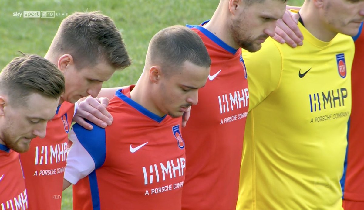 dirk_adam's tweet photo. Hansa Rostock und Heidenheim gedenken #Dixie #Dörner. Vielen Dank. 🖤💛 #RIPDixie #sgd1953 @HansaRostock @FCH1846 #FCHFCH https://t.co/MtgcHNbjX4