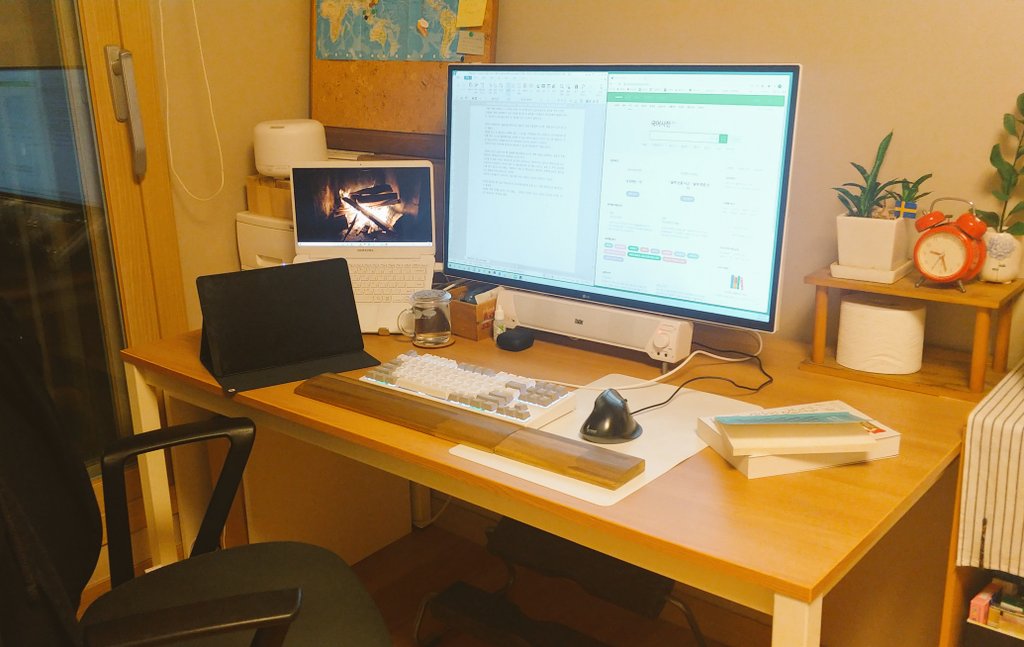 U_senny's tweet photo. 집에서 작업하는 공간 ㅋ 요샌 작업실에서는 노트북만 가져가서 쓰지만 집에서는 커어다란 모니터 두고 눈 시원하게 작업합니다♥ 단점은 옆에 사전이 아니라 자꾸...유튭을 튼다는 거 ㅡㅠ

#작업공간 #웹소 #작업실 #원래는간식천지 ㅋ https://t.co/eFHHACn2t0