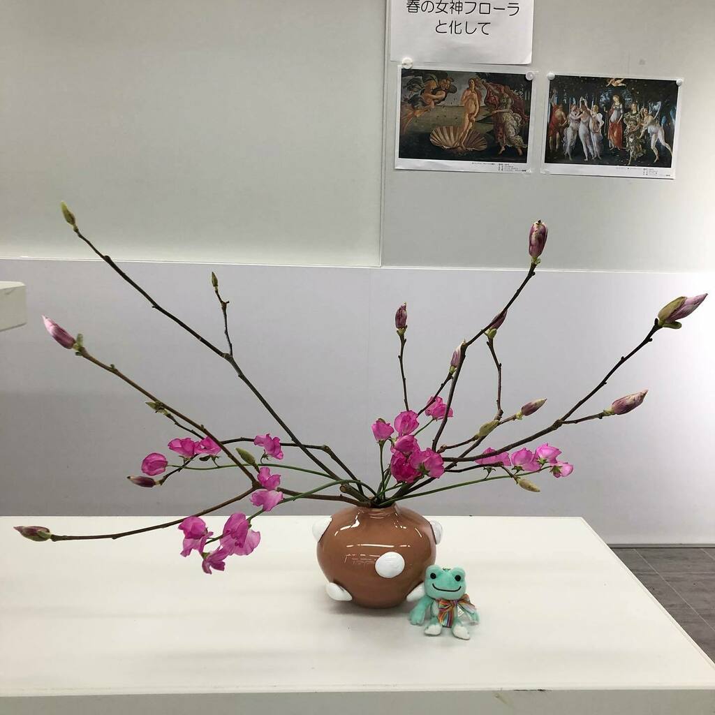King_Pyontor's tweet photo. 春を咲かせました(外は寒いけど)
I'm longing for spring, warm and sleepy spring...🐸💤
#sogetsu #ikebana #草月流 #いけばな #springwillcomesoon https://t.co/naDqqYnGRw https://t.co/CH3nBLA9Pw