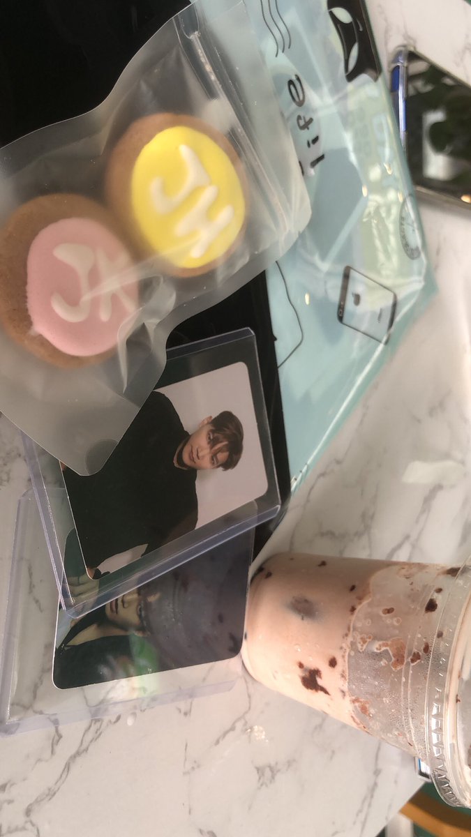 smelly_satay's tweet photo. Out of all free gift i can choose,i picked junho big bowtie π€ͺπ #WithJUNBROSAgain #cupsleevemy #2PM https://t.co/oKHBGvAYTx