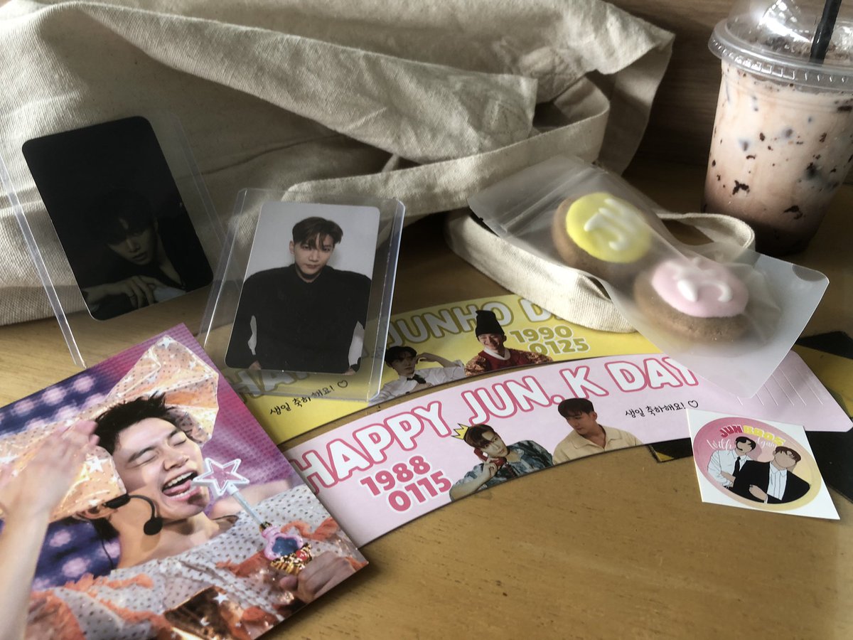 smelly_satay's tweet photo. Out of all free gift i can choose,i picked junho big bowtie π€ͺπ #WithJUNBROSAgain #cupsleevemy #2PM https://t.co/oKHBGvAYTx