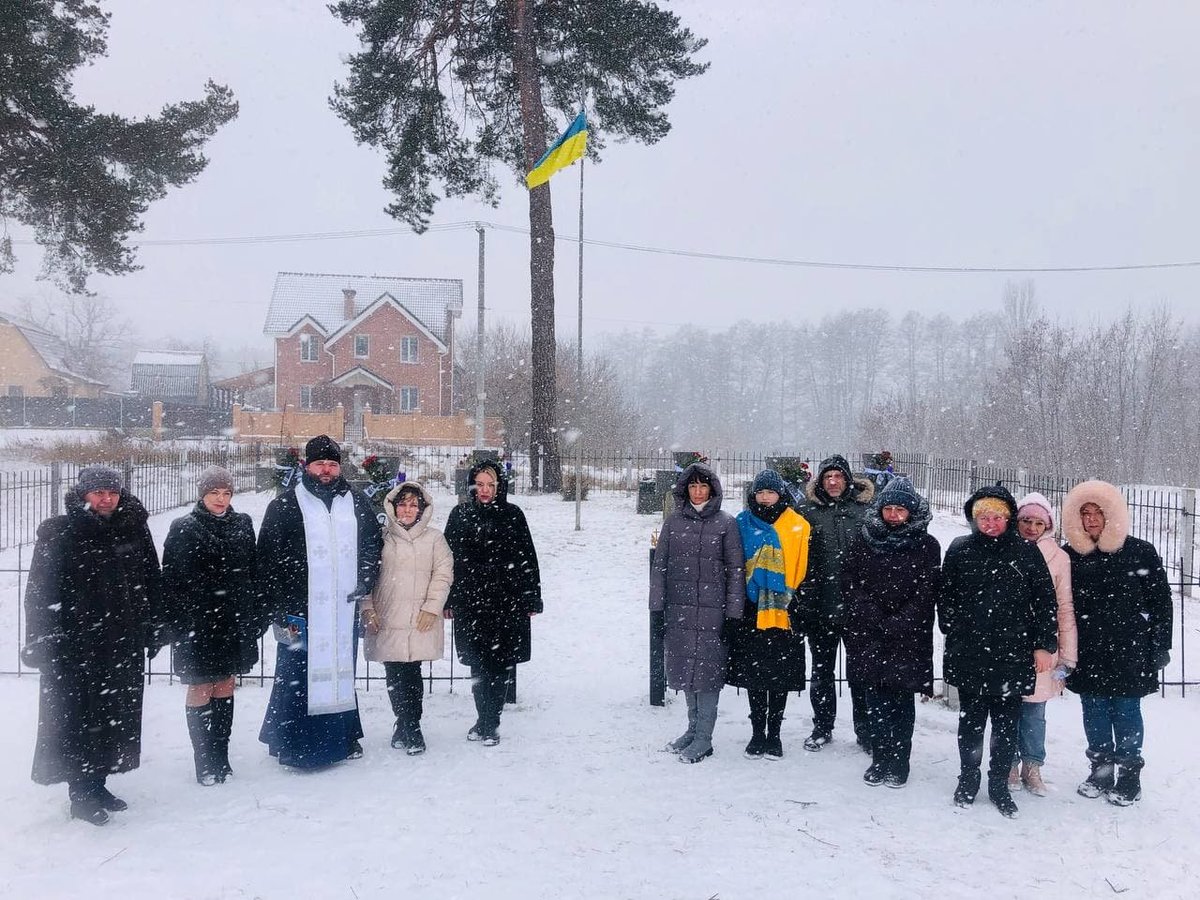 Geroika's tweet photo. У Боярці, що на Київщині, місцева влада, представники громадськості та священик ПЦУ от. Максим Кравчук відзначили День Соборності України. Захід відбувся на комплексі поховань вояків Армії УНР, що по вул. Зеленій. Молитва, квіти і лампадки. Молодці! Дуже достойно! https://t.co/DSBHTdMleb
