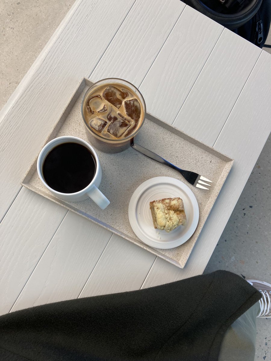 모모스 영도점 무려 2시간 가까이 기다려야 커피 마실 수 있다는 점이 치명적인 단점이다. 하지만 내부에서 앉아 기다릴 수 있어서 그럭저럭 시간때우며 있을만 했다. 온두라스는 단맛에서 신맛 그리고 마지막에 구수한 맛으로 변해가는 재미가 있었다. 디저트도 크기가 작지만 맛있었다.