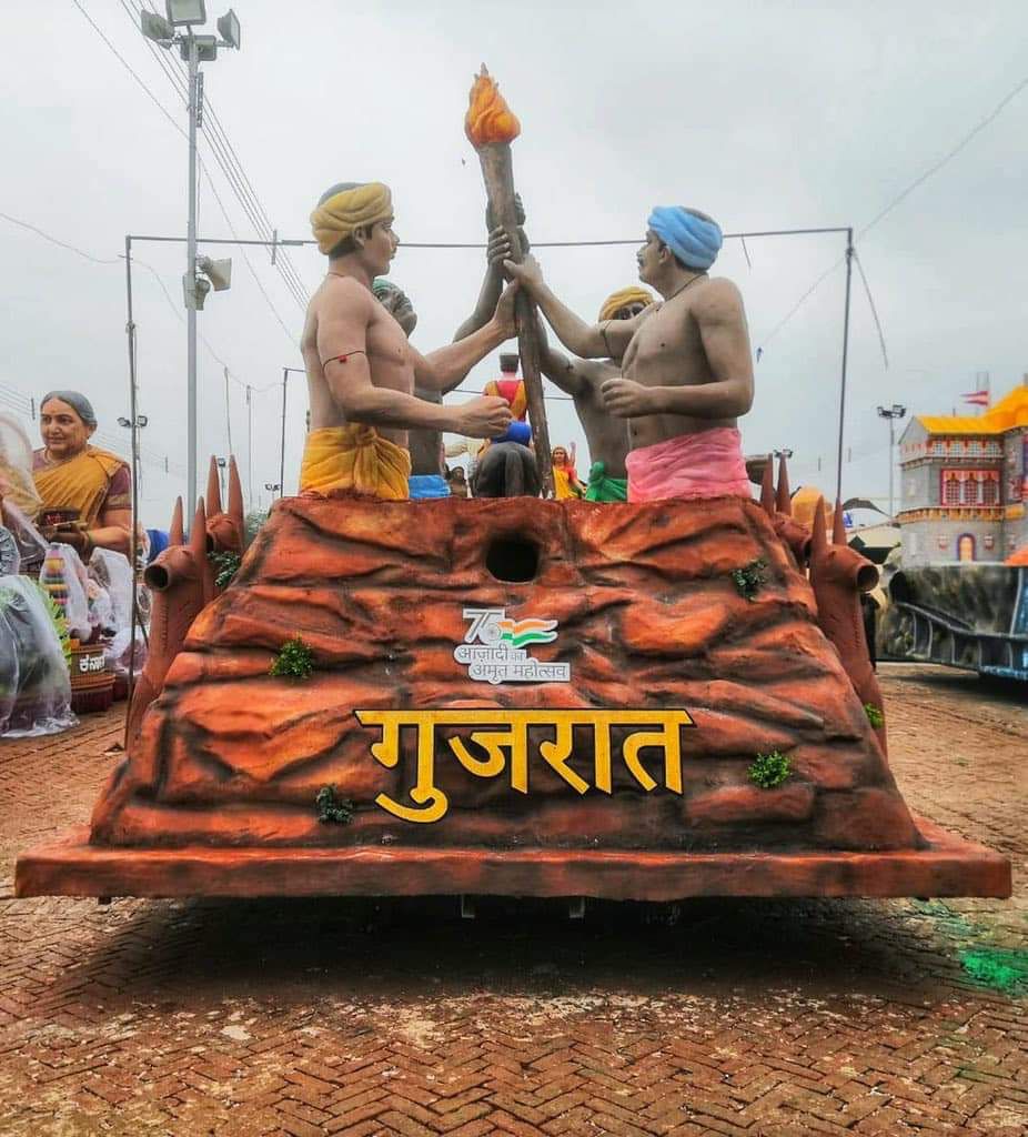 PradipsinhGuj's tweet photo. ભારત રાષ્ટ્રની આઝાદીના અમૃત મહોત્સવની ઉજવણી કરી રહ્યું છે ત્યારે ગુજરાત આ વર્ષે 26મી જાન્યુઆરીએ દિલ્હીમાં પ્રજાસત્તાક દિવસની પરેડમાં સાબરકાંઠાના પાલ-દઢવાવના આદિવાસી ક્રાંતિવીરોની કથા ઉજાગર કરતા ટેબ્લોના માધ્યમથી આઝાદીના સંગ્રામમાં  આદિવાસીઓના યોગદાનને ઉજાગર કરશે. 

#RepublicDay https://t.co/8YEqnrdBR8
