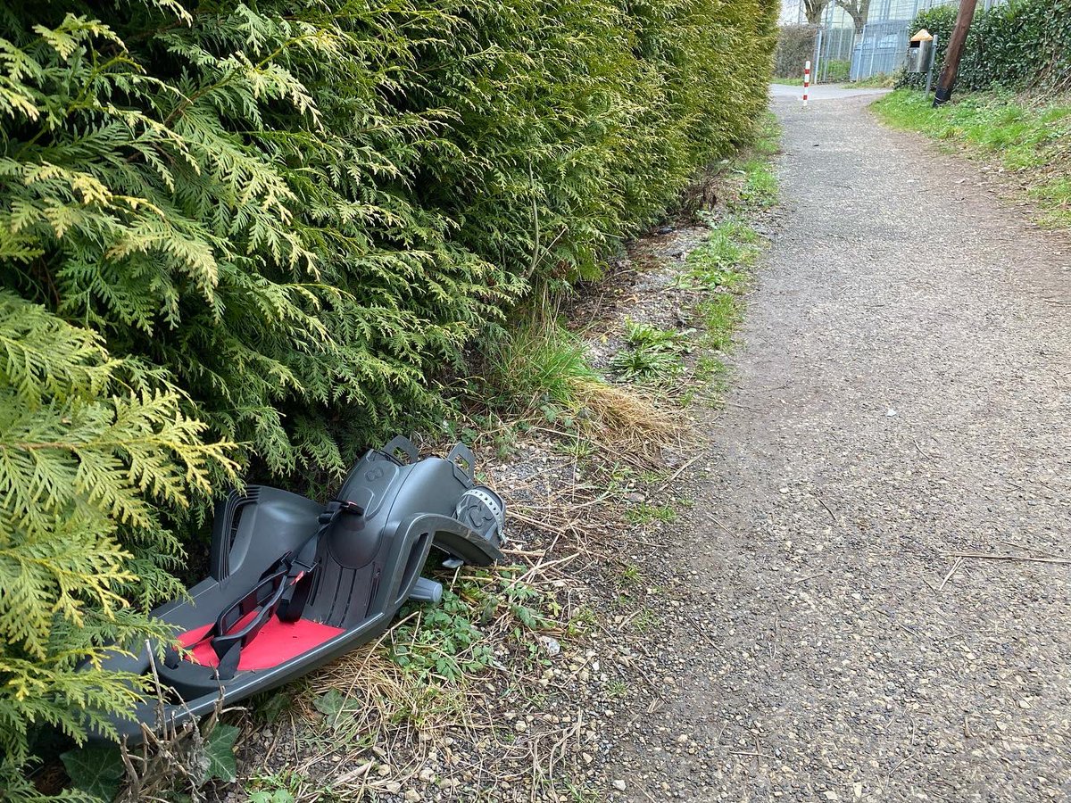 trierer_michel's tweet photo. Die FahrraddiebIn meines Ebikes hat in Trier-Süd den Kindersitzes weggeworfen. Dank Insta-Post wurde der gefunden, Polizei hat Spuren gesichert. Vielleicht steht das Charger GH von Riese&amp;Müller irgendwo in einer dunklen Ecke in den Süd-Stadtteilen. Haltet die Augen bitte offen! https://t.co/3aBLPxjGdo
