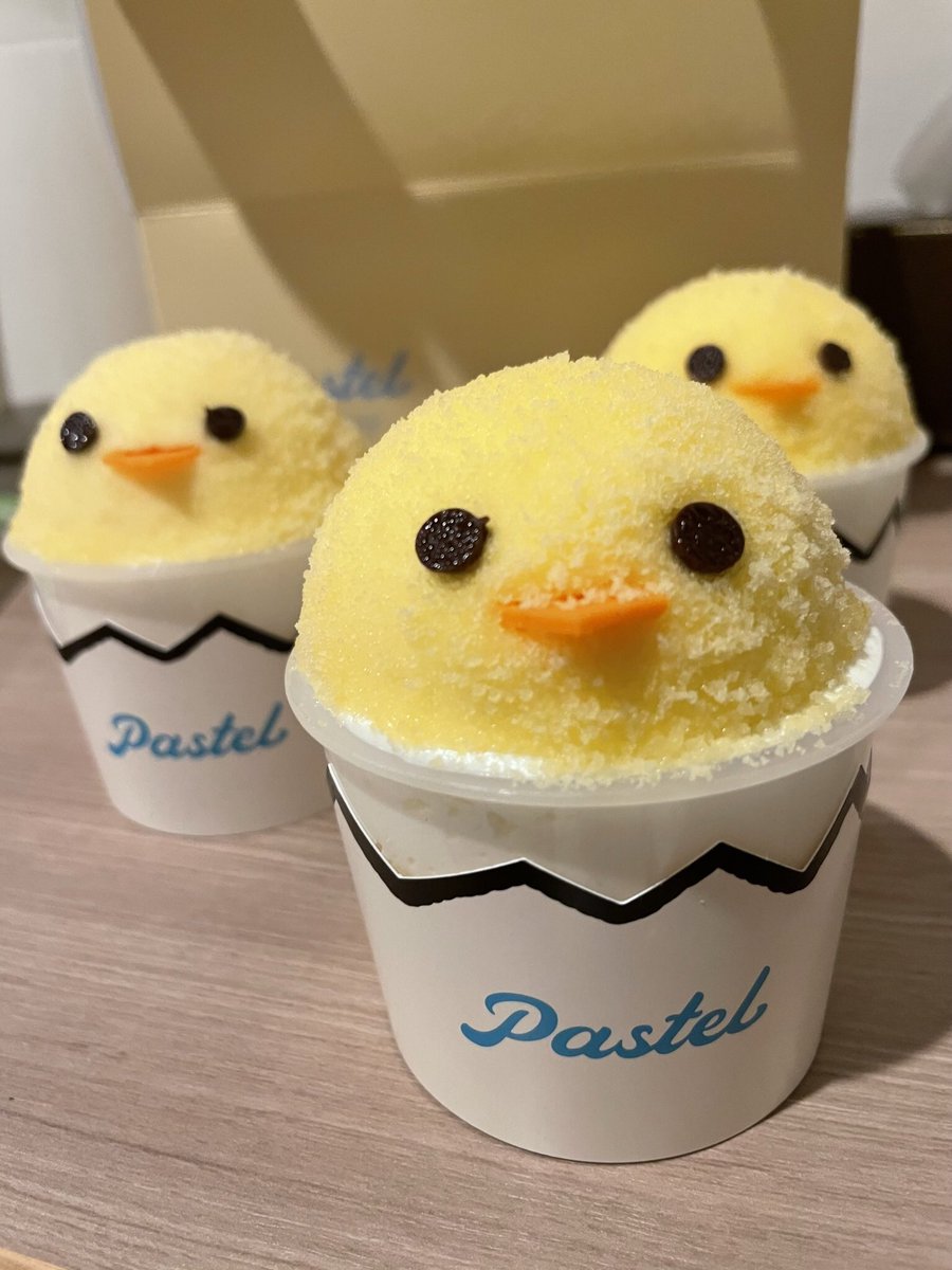 This is a dessert in the shape of a chick. The bottom is a pudding. It's so cute, isn't it?