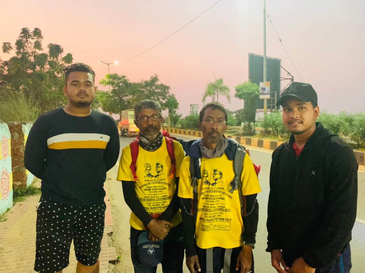 _SoumyaSethi's tweet photo. Great to meet these two persons. They've travelled from Kolkata to Cuttack by walking for the the 125th Birthday Anniversary of Netaji Subash Chandra Bose. They've travelled almost 450 km and it took 11 Days. Proud of such Indians.  Netaji Amar Rahe. Inquilab Zindabad
#Netaji125 https://t.co/mWxk8IxfEH