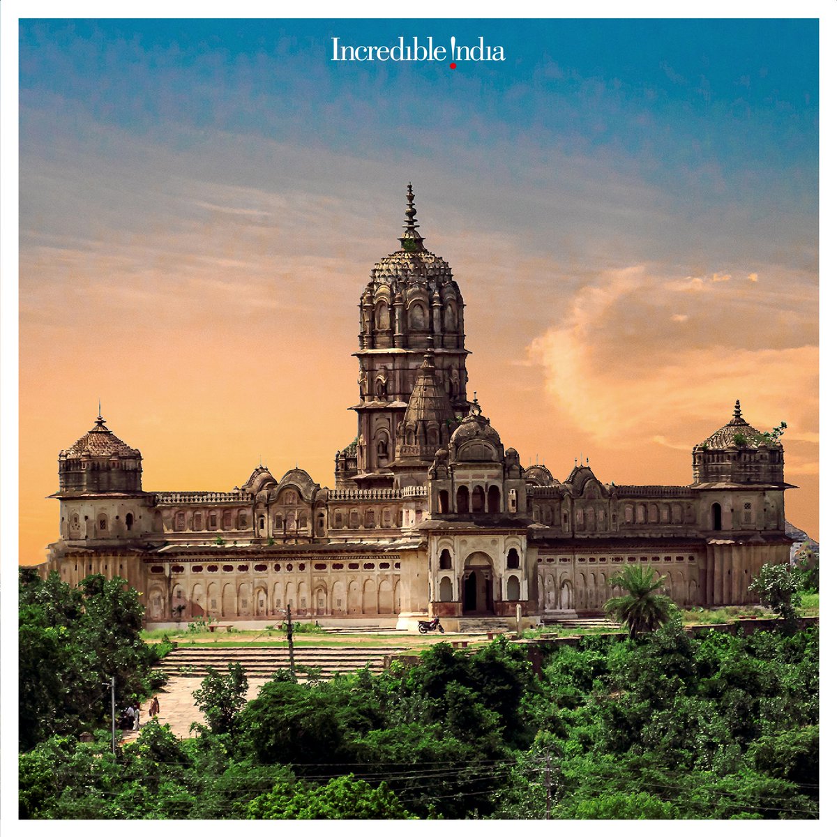 Laxmi Narayan temple in Orchha, Madhya Pradesh is a haven of heritage from the 17th Century. Built in 1622, it's a perfect blend of temple and fort, and displays frescos and paintings exhibiting Bundela and other significant art forms.
#DekhoApnaDesh

PC: <a href="/2ghumakkar/">दो - घुमक्कड़</a>