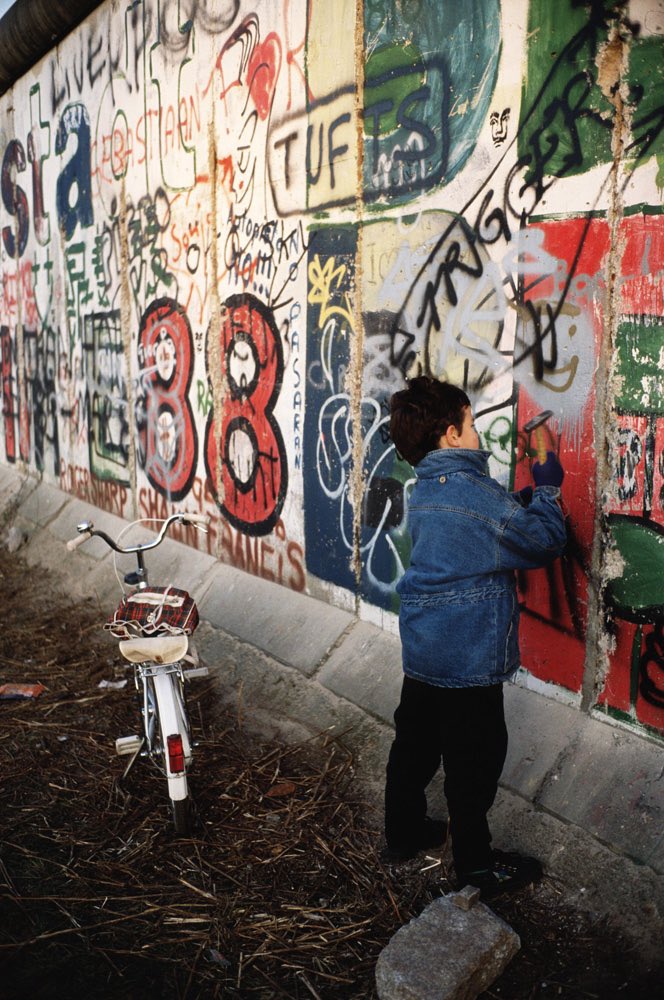 diemauerthewall's tweet photo. A small boy chips a souvenir stone from the Berlin Wall on November 13, 1989.
#Berlin #November89 
#berlinermauer #berlinwall #diemauerthewall 

Photo: Tom Stoddart https://t.co/OpiUh2pr7I