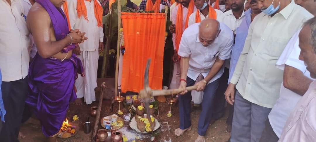 ShivaramHebbar's tweet photo. ಇಂದು ಮುಂಡಗೋಡ ತಾಲೂಕಿನ ಮಳಗಿ ಗ್ರಾಮ ಪಂಚಾಯತ ವ್ಯಾಪ್ತಿಯ ಕಲ್ಲುಹಕ್ಕಲ ಗ್ರಾಮದಲ್ಲಿ ಶ್ರೀ ಮಾರುತಿ ದೇವಾಲಯ ನಿರ್ಮಾಣ ಕಾಮಗಾರಿಗೆ ಭೂಮಿ ಪೂಜೆಯನ್ನು ನೆರವೇರಿಸಿ, ಕಾರ್ಯಕ್ರಮವನ್ನು ಉದ್ದೇಶಿಸಿ ಮಾತನಾಡಲಾಯಿತು.
#Mundgod | #Malagi | #UttaraKannada | #ಮುಂಡಗೋಡ | #ಮಳಗಿ | #ಉತ್ತರಕನ್ನಡ https://t.co/zLHql7t6tD