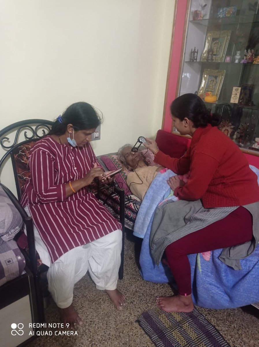 dintya15's tweet image. Vedhashri H , CSC VLE from 
Karnataka , Hassan dist 
Tejuru GP - helping old person with digi pay #onlycsccandothis