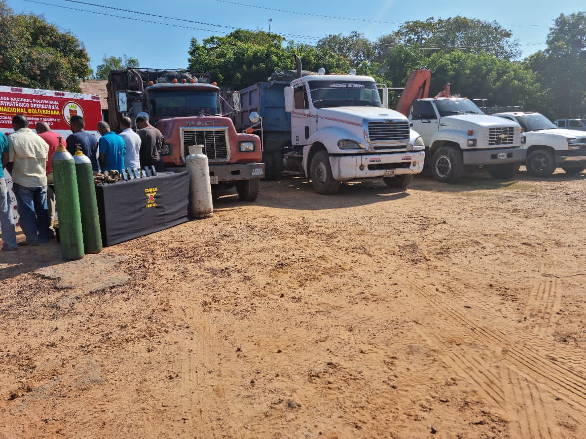 somosnoticiacol's tweet photo. En Punta Gorda 8 personas de la banda "Los Piratas" fueron detenidas desmantelando tanques de petróleo - https://t.co/HU3iNHzdu1 enero, 2022 https://t.co/C3wjFE1K9x