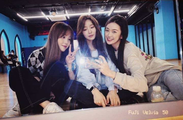 📸 | A amizade de milhões. Kim Hari, Hyungseo e Wei Yi no perfil da Wei Yi na Weibo!

#HyungSeo #MyungHyungSeo #명형서 #MyTeenageGirl #MBC #방과후설렘 @Teenage_girls11 <a href="/YisBrasil/">YI's BRASIL 🦊&🐰 (Slow)</a> <a href="/KimHariBR/">Kim Hari Brasil 🧸 | Hiatus</a>