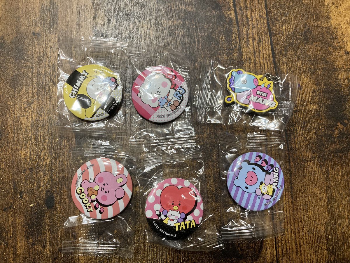 SUGAgustD309's tweet photo. BT21 くら寿司 交換 ビッくらポン

譲）
缶バッチ：CHIMMY/RJ/TATA/COOKY/MANG
ラバーマスコット：MANG

求）2枚目の💕
缶バッチ：VAN>>SHOOKY
ラバーマスコット：VAN>>SHOOKY
フィギュア：SHOOKY

VAN優先で求めています。
郵送交換 https://t.co/pkcMklUqo6