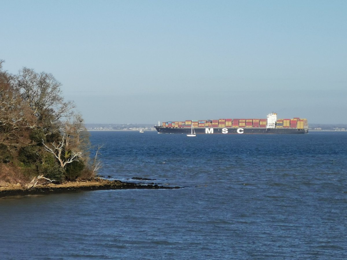 Solent between main land and the Isle of Wight. A beautiful morning  in January, a busy place.
Solent etre Breizh-Veur hag enez Wight. Ur mintinvezh kaer eus miz Genver, ul lec'h leun a virvilh.