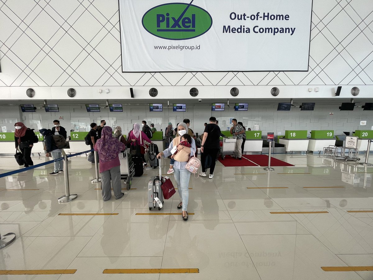 okvhslm's tweet photo. The power of emak2 is real. PMS Day 1 pinggang sakitnya udh kaya apaan tau, terbang berdua bocah bawa koper, goodie bag lumayan berat sama ransel kecil. Bocahnya ya tentu digendong. Bisa dong terlewati dengan smooth hari ini :’) Alhamdulillah Yaa Allah 😇🙏 https://t.co/YufifcGHCL
