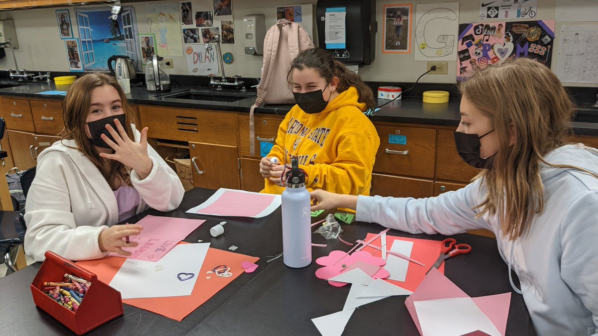 MrsSextonsClass's tweet photo. NEVER too early to make Valentines! We've been making them during flex time to pass out to helpers at our school. #ValentinesDay2022 #spreadlove #middleschool https://t.co/yoPoSxu4vS