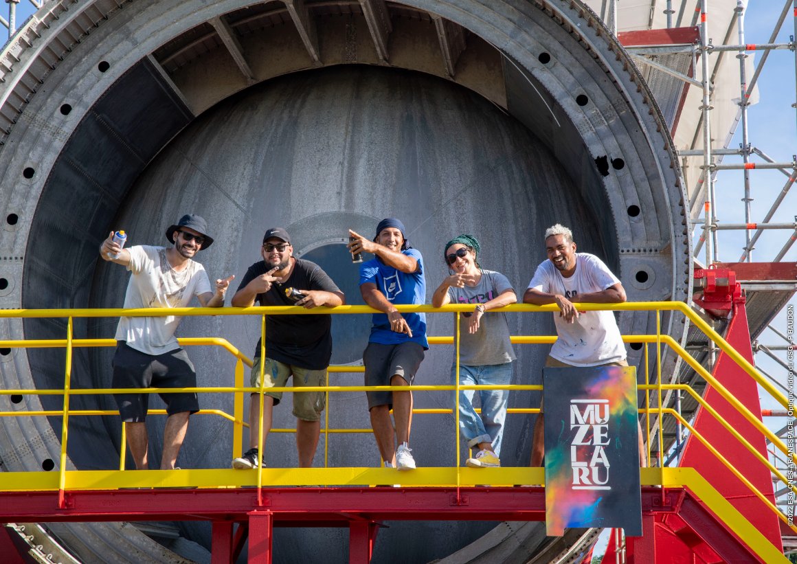 EuropeSpacePort's tweet photo. Découvrez le projet artistique IN MY MIND💭 réalisé à l'occasion du lancement de #Webb par le collectif guyanais de street-art #MuzeLaru.

Le support de la fresque est une maquette taille réelle de l’étage principal cryotechnique (EPC) d’#Ariane5 🚀

#VA256 #jwstlaunch #jameswebb https://t.co/dgleIdqYdW