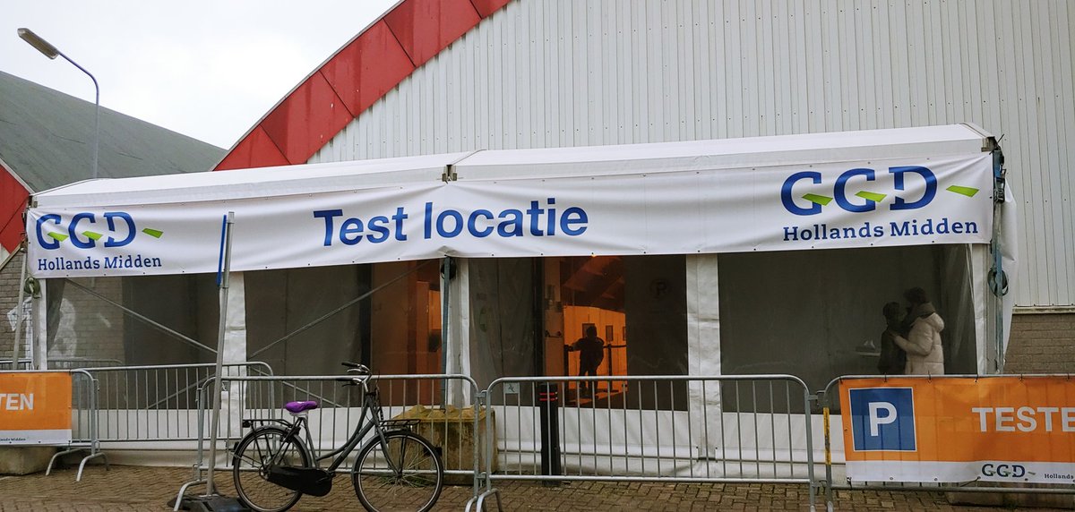 Uitje met de kids anno 2022 (Alphen a/d Rijn). Halve klas positief getest, in quarantaine en nu dus testen.... Als je het niet hebt, is dit een goeie plek om het op te lopen.