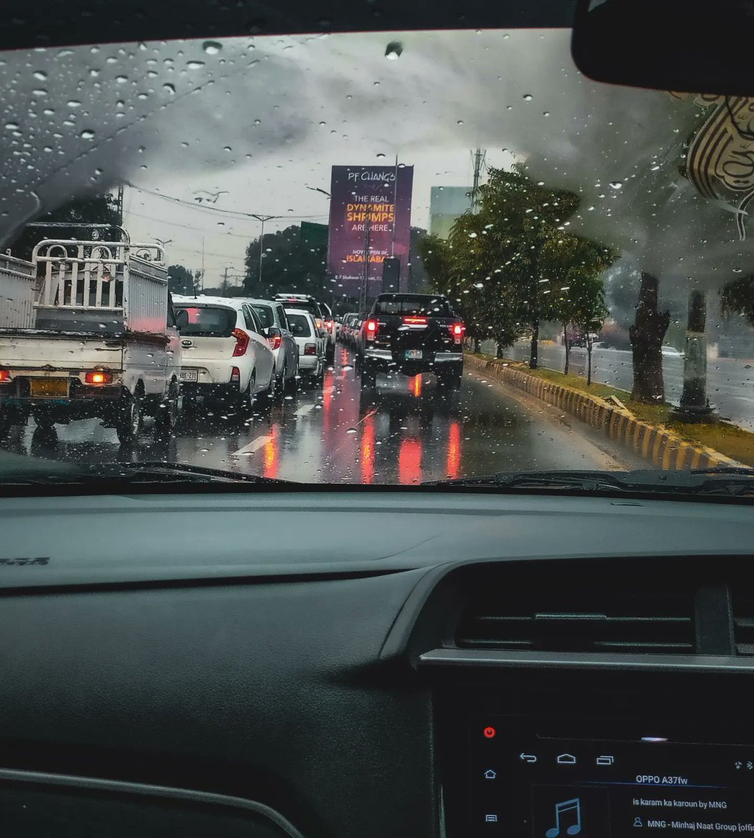 WaniaIrfan3's tweet photo. Everything lovely about this weather ☔ https://t.co/7Y1rSyULZp