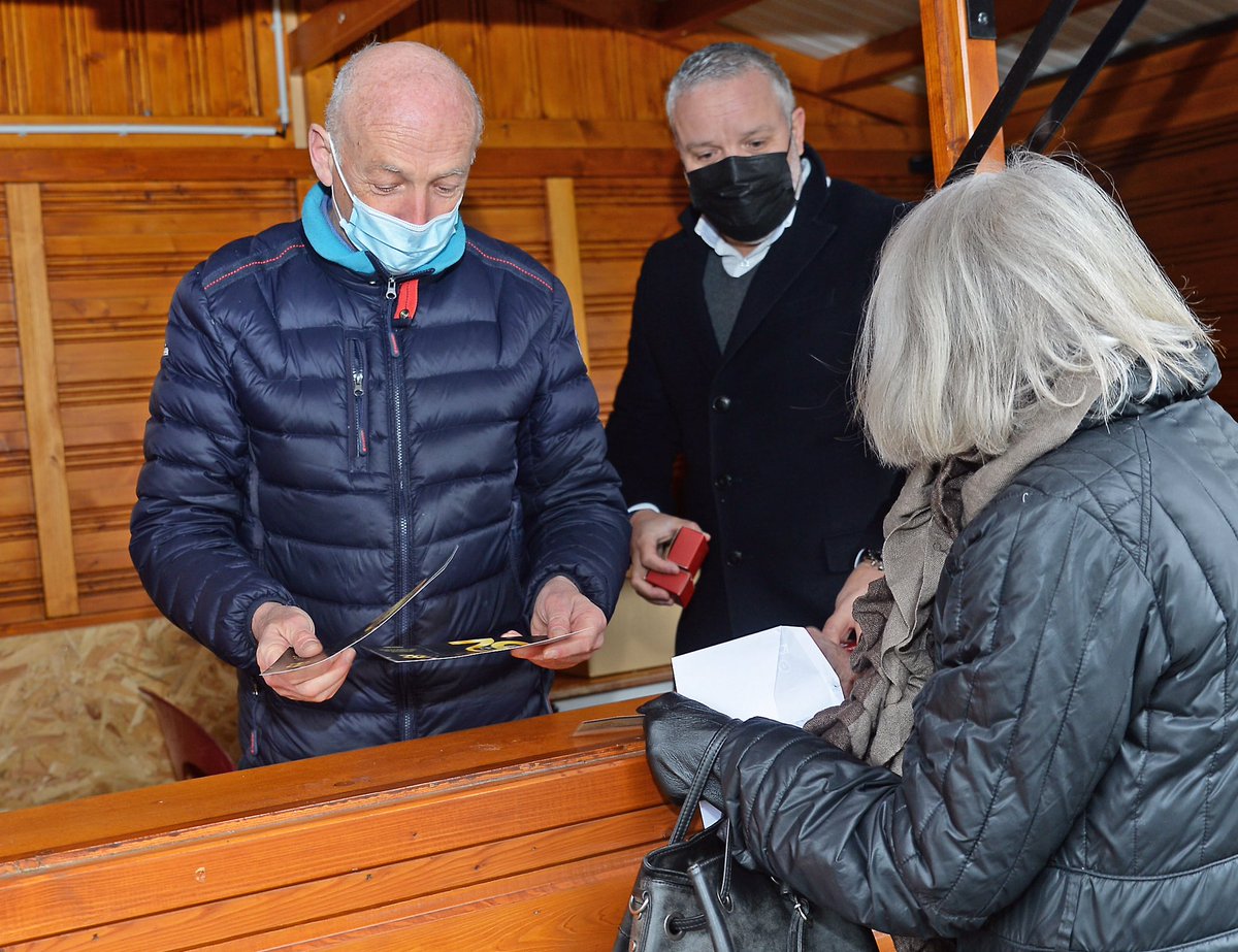 L’équipe est mobilisée jusqu’à 18h pour distribuer les chocolats aux Choletais de plus de 65 ans. #Cholet #CholetPassion