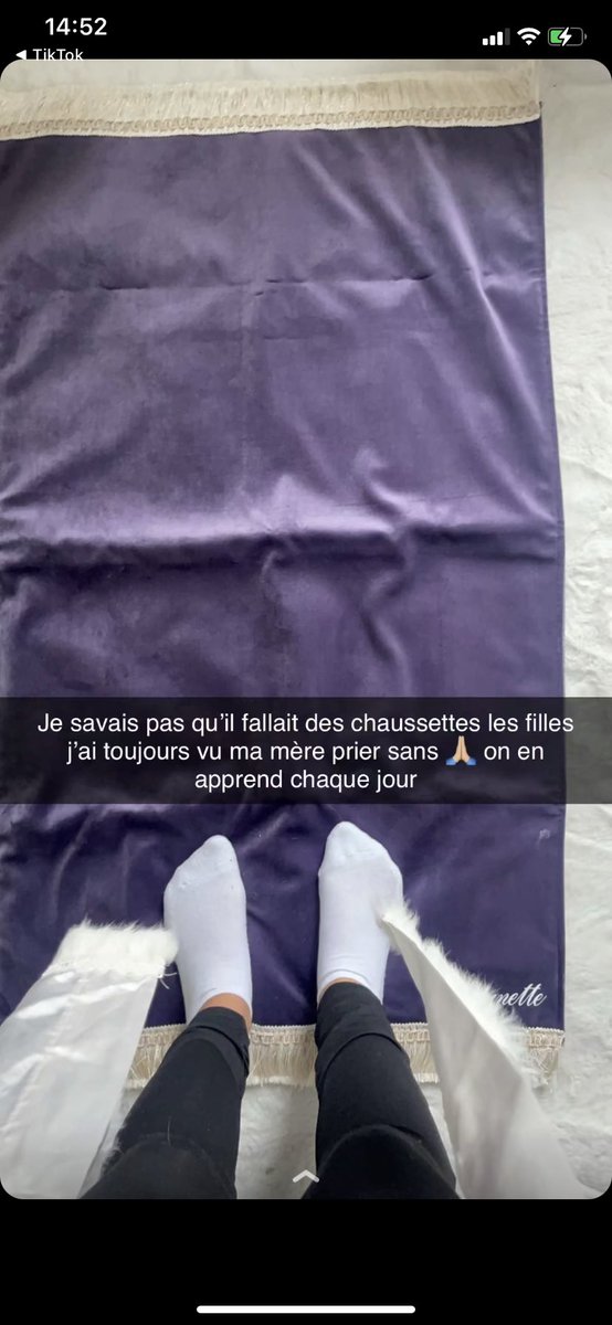 ladzz22's tweet photo. A quel heure on fait la prière avec un pantalon #poupettekenza https://t.co/gG9d5NqH8R