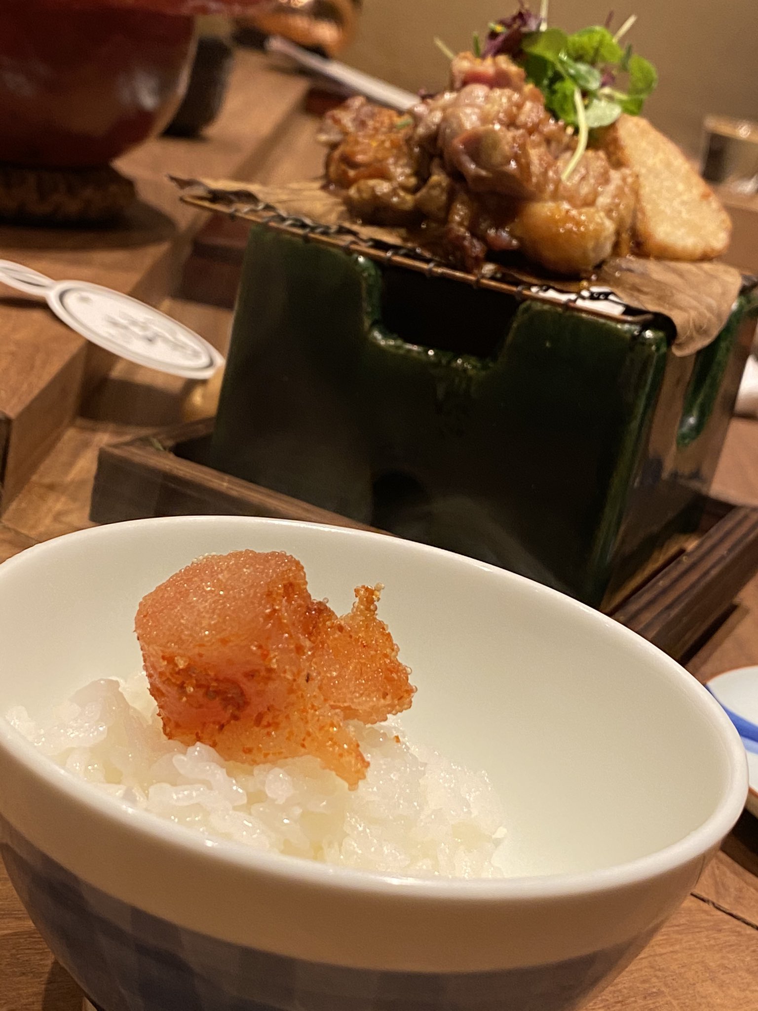 山路力也 みかん 春吉 大将の実家で育てた米を土鍋で炊いたご飯 炊きたてのご飯はまず明太子で一膳 さらに削りたての鰹節と卵黄でもう一膳 そして目の前には朴葉味噌をまとった鴨と茹でたての毛蟹が ご飯がいくらあっても足りないじゃないか ったく