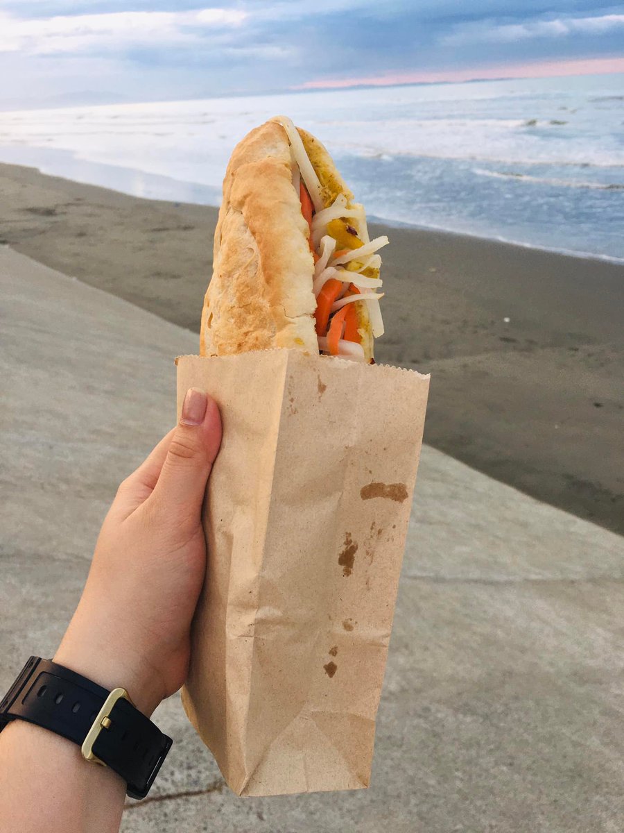 natmaria08's tweet photo. unang arangkada ng rolling store kanina.. 🥖🤤😀#Theyseeusrollintheyhatin #BhanMi #FamilyBusiness https://t.co/M3fZYbBEpO