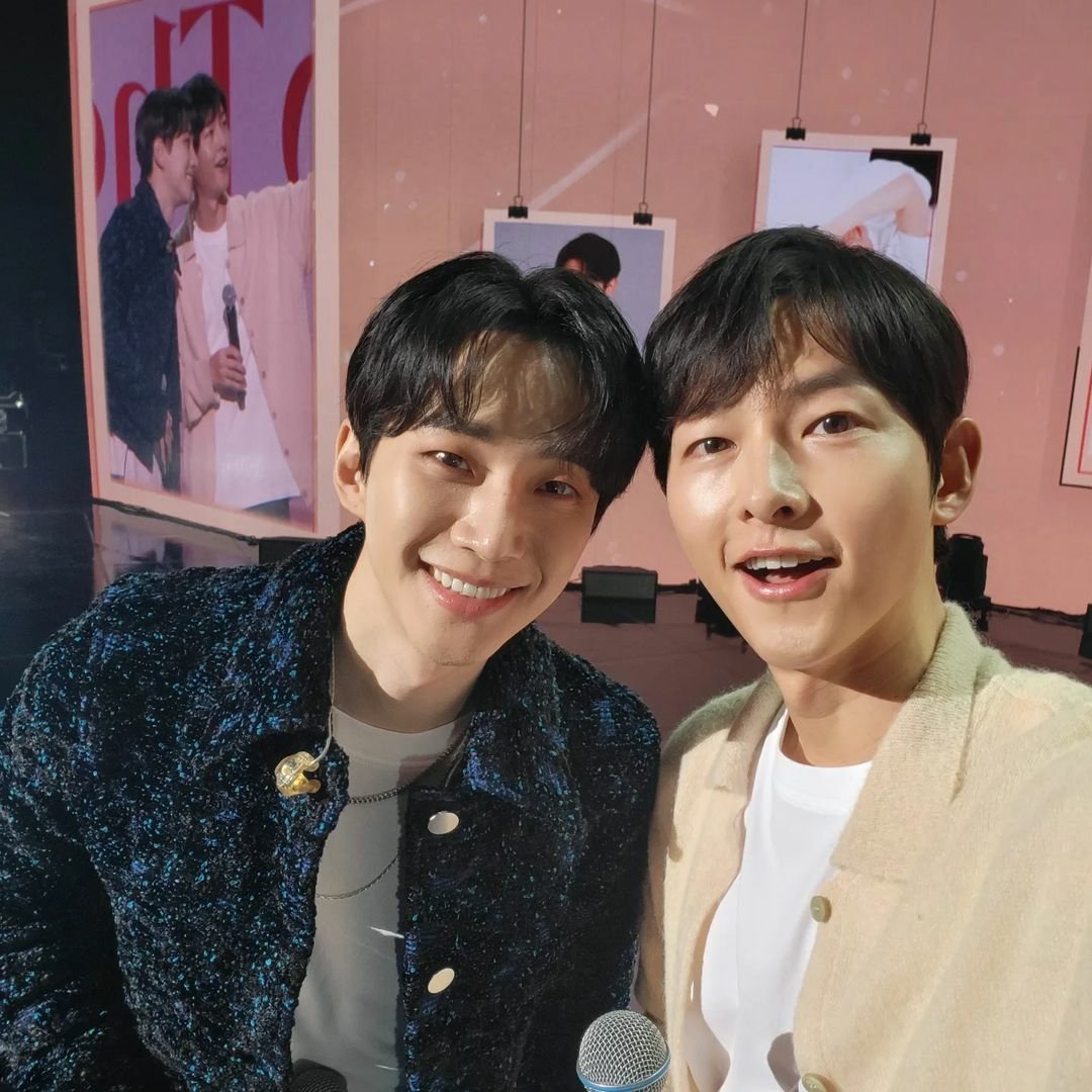 k_dramaindo_'s tweet photo. #LeeJunHo &amp; #SongJoongKi di fanmeeting Junho hari ini 🥰

#SongJoongKi katanya pengen ngedrama bareng Junho jadi kakak adek. Iyaa plisss setuju banget inimah ☺☺

Cr: IG zxxn_h https://t.co/Su9tqRRTOB