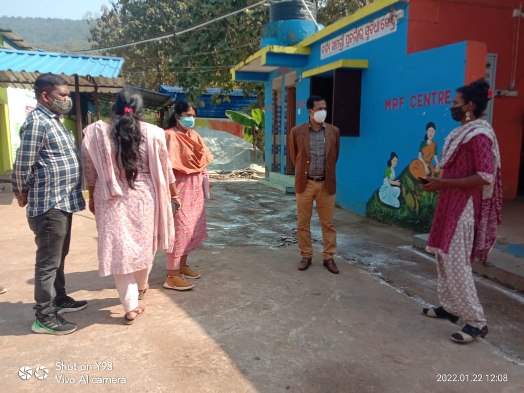 Collector &amp; DM Dhenkanal visited wealth centre(MCC &amp; MRF) maintained by Mission shakti group &amp; Transgender group of Dhenkanal Municipality. Interacted with TG &amp; advised for their more &amp; more involvement in sanitation value chain &amp; in other development works Under MUKTA.